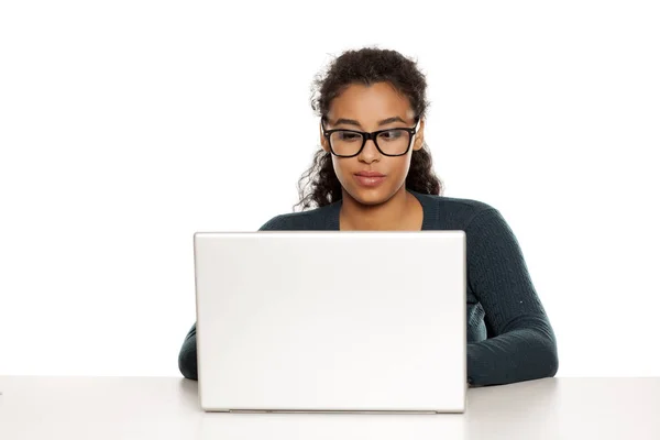 Sorrindo Positiva Jovem Afro Americana Com Rosto Bonito Usando Computador — Fotografia de Stock