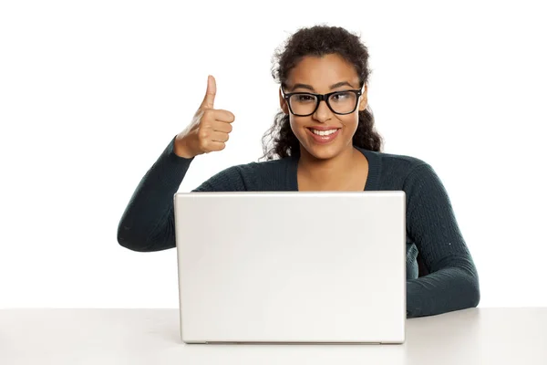 Sonriente Positiva Joven Afroamericana Feliz Con Hermosa Cara Usando Computadora —  Fotos de Stock