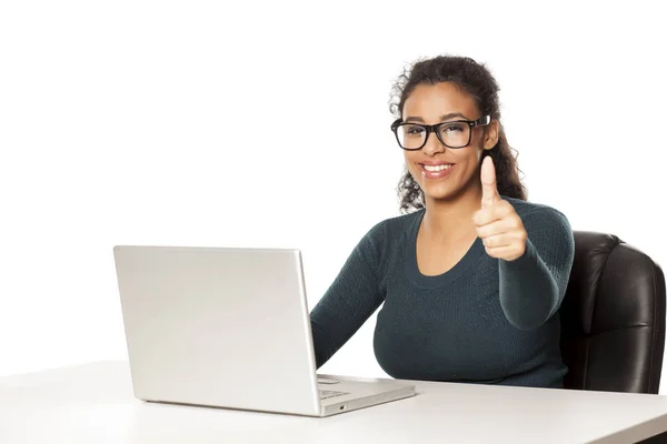 Glimlachen Positief Gelukkig Jonge Afro Amerikaanse Vrouw Met Mooie Gezicht — Stockfoto