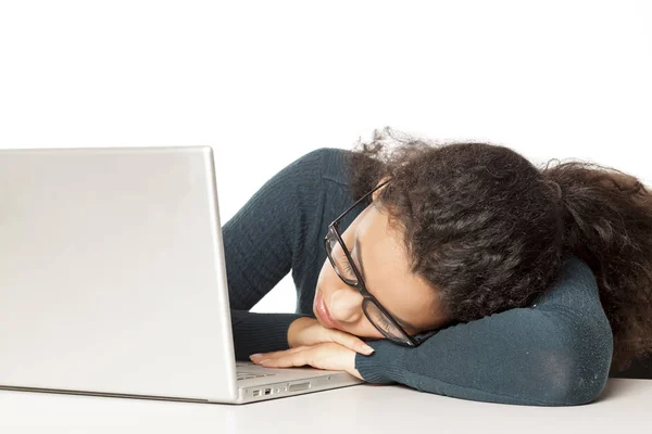 Κουρασμένη Νεαρή Αφρικανική Γυναίκα Που Κοιμάται Στο Φορητό Υπολογιστή — Φωτογραφία Αρχείου