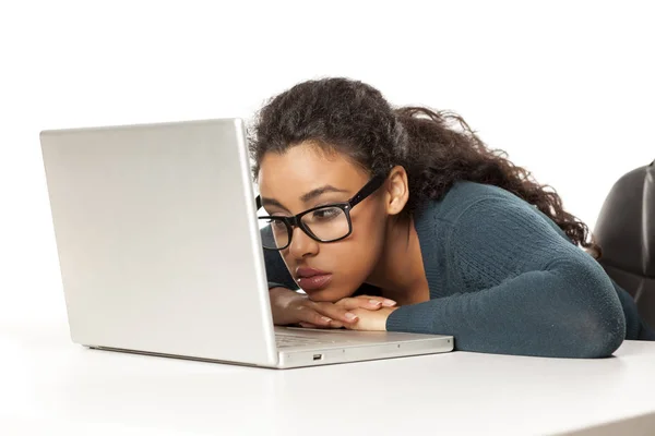Genç Afrikalı Yorgun Kadın Beyaz Arka Plan Üzerinde Dizüstü Bilgisayar — Stok fotoğraf
