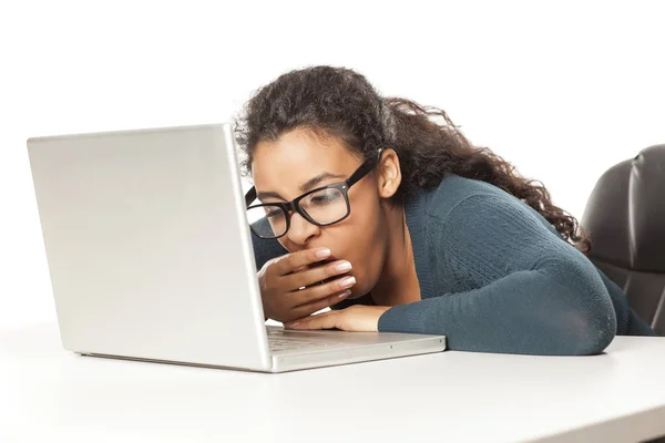 Mujer Joven Africana Cansada Sentada Escritorio Delante Computadora Portátil Sobre — Foto de Stock