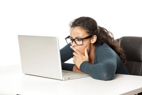 Jovem Africana Cansada Sonolenta Sentada Sua Mesa Frente Laptop Fundo — Fotografia de Stock