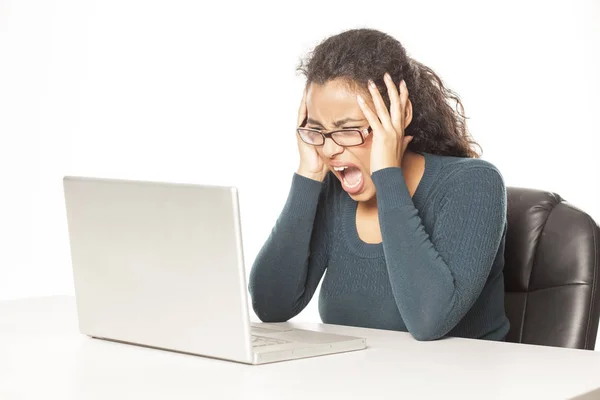 Frustrada Joven Africana Portátil Sobre Fondo Blanco — Foto de Stock