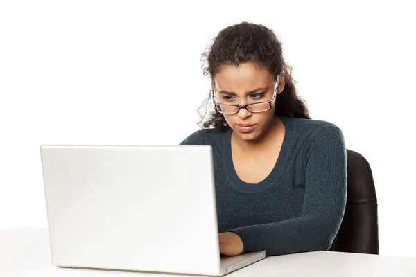 Misstrauische Geschäftsfrau Blickt Auf Ihren Laptop Auf Weißem Hintergrund — Stockfoto