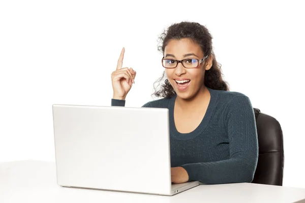 Junge Ilinghappy Afrikanische Frau Mit Laptop Überrascht Mit Einer Idee — Stockfoto