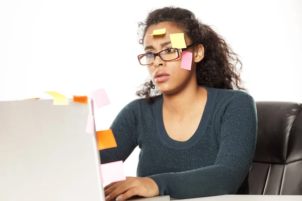 Mujer Africana Joven Confundida Con Pegatinas Cabeza Comuter Sobre Fondo — Foto de Stock