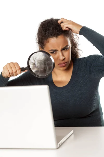 Portrait Young Dark Skinned Woman Magnifying Glass Looking Her Laptop — Stock Photo, Image