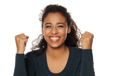 beyaz bir arka plan üzerinde genç güzel mutlu koyu tenli kadının portresi