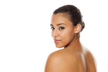 beyaz bir arka plan üzerinde genç güzel koyu tenli kadının portresi