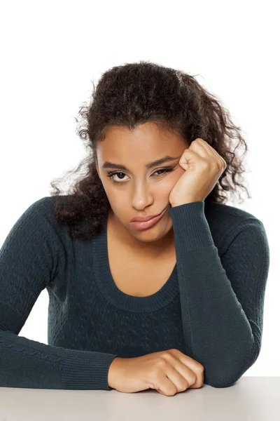 Portrait Une Jeune Femme Peau Sombre Malheureuse Sur Fond Blanc — Photo