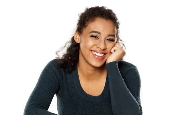 Πορτρέτο Της Νεαρής Όμορφη Ευτυχισμένη Σκούρο Δέρμα Γυναίκα Λευκό Φόντο — Φωτογραφία Αρχείου