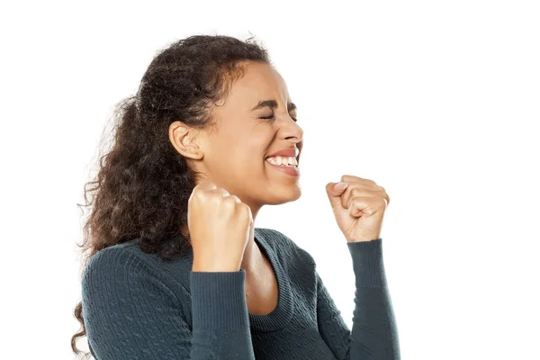 Retrato Joven Hermosa Mujer Piel Oscura Feliz Sobre Fondo Blanco —  Fotos de Stock