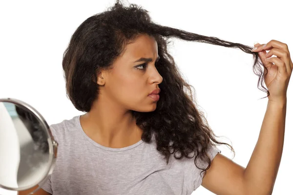 Retrato Jovem Mulher Pele Escura Com Problema Divisão Cabelo Fundo — Fotografia de Stock