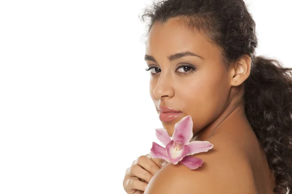 Portrét Mladé Ženy Tmavou Kůží Orchidejí Bílém Pozadí — Stock fotografie