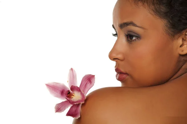 Perfil Jovem Bela Mulher Pele Escura Com Orquídea Fundo Branco — Fotografia de Stock