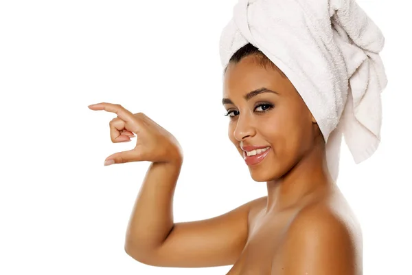 Portret Młodej Pięknej Kobiecej Ciemnej Skóry Ręcznikiem Głowie Reklamuj Wyimaginowany — Zdjęcie stockowe