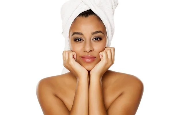 Portret Młodej Pięknej Kobiecej Ciemnej Skóry Ręcznikiem Głowie Stwarzając Białym — Zdjęcie stockowe