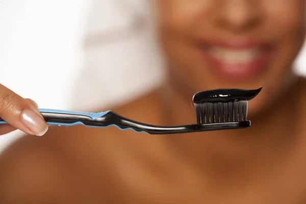 Portrait Happy Young Dark Skinned Woman Posing Toothbrush Black Tooth — Stock Photo, Image