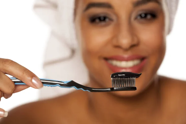 Retrato Uma Jovem Mulher Feliz Pele Escura Posando Com Escova — Fotografia de Stock