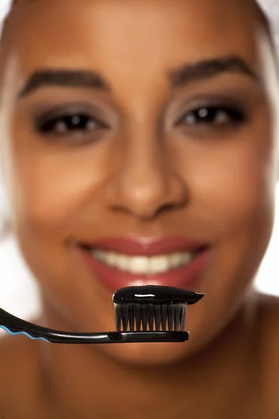 Portrait Happy Young Dark Skinned Woman Posing Toothbrush Black Tooth — Stock Photo, Image