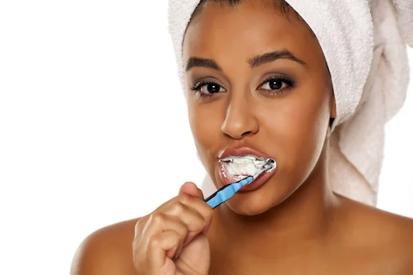 Portrait Happy Young Dark Skinned Woman Brushing Her Teeth White — Stock Photo, Image