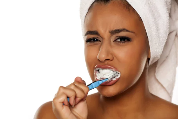 Портрет Молодой Темнокожей Женщины Чистящей Зубы Белом Фоне — стоковое фото