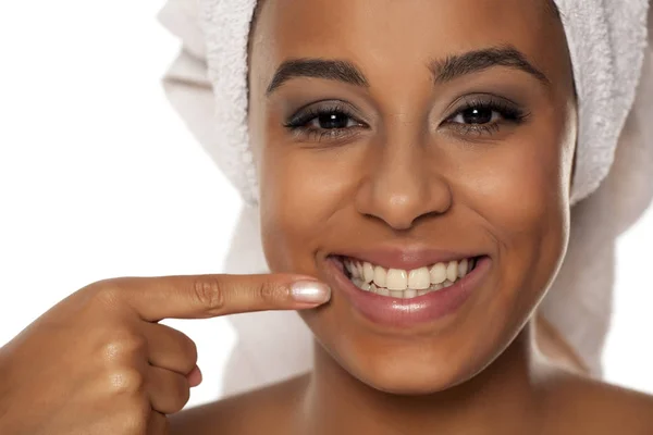 Portrait Young Beautiful Dark Skinned Woman Towel Her Head Showing — Stock Photo, Image