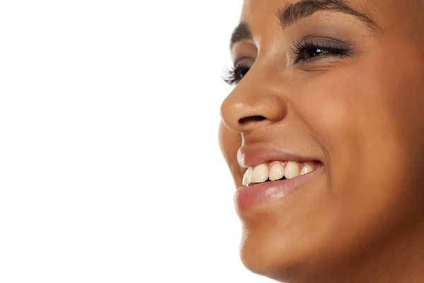 Portret Młodej Pięknej Ciemnej Skóry Uśmiechniętej Kobiety Białym Tle — Zdjęcie stockowe