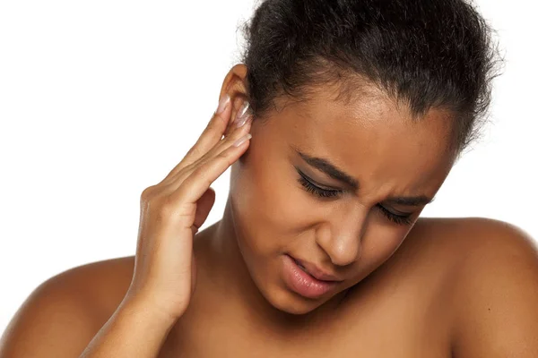 白い背景に耳に痛みを持つ若い黒い肌の女性の肖像画 — ストック写真