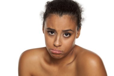 beyaz bir arka plan üzerinde poz genç güzel koyu tenli üzgün kadın portresi