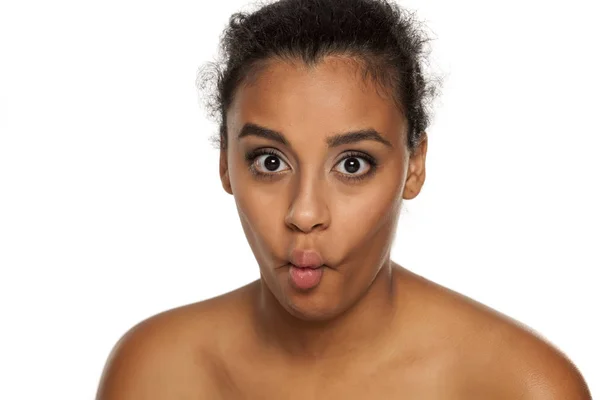 Retrato Mujer Joven Piel Oscura Haciendo Cara Pez Sobre Fondo —  Fotos de Stock