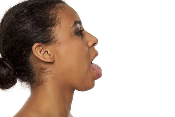 Profil Einer Jungen Dunkelhäutigen Frau Mit Herausgestreckter Zunge Auf Weißem — Stockfoto