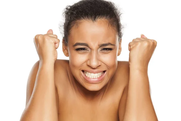 白い背景に若い黒い肌の幸せな女性の肖像画 — ストック写真