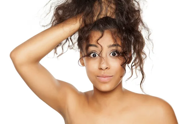 Retrato Feliz Engraçado Jovem Mulher Pele Escura Fundo Branco — Fotografia de Stock