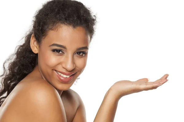 Portret Młodej Uśmiechniętej Ciemnej Kobiety Białym Tle Reklamować Niektóre Produkty — Zdjęcie stockowe
