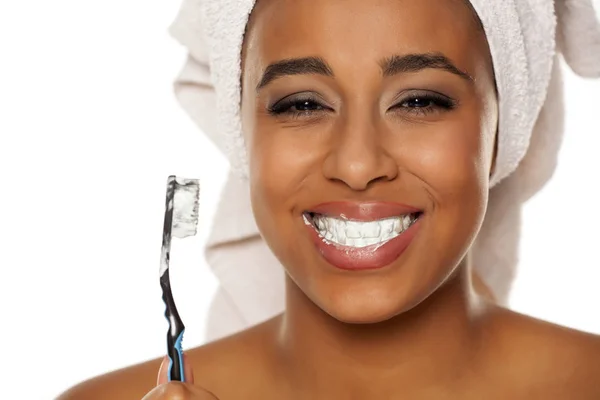 Retrato Uma Jovem Mulher Feliz Pele Escura Posando Com Escova — Fotografia de Stock