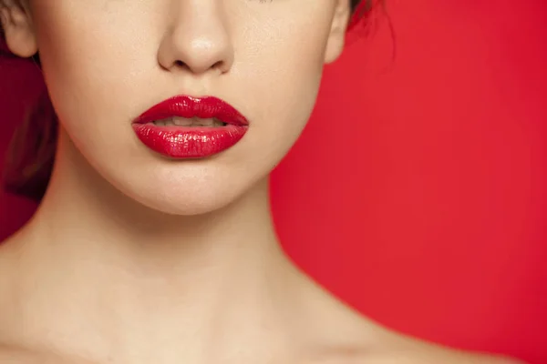 Lápiz Labial Brillante Rojo Sobre Fondo Rojo — Foto de Stock