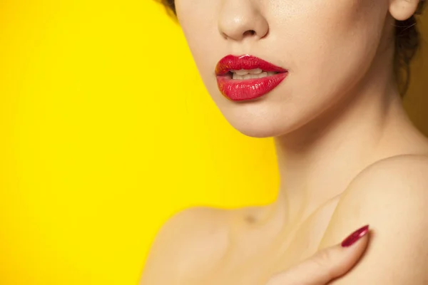 黄色の背景に赤い光沢のある口紅 — ストック写真