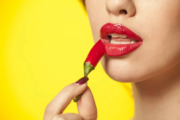 Mladá Žena Používá Červené Chilli Papriky Jako Rtěnka Žlutém Pozadí — Stock fotografie