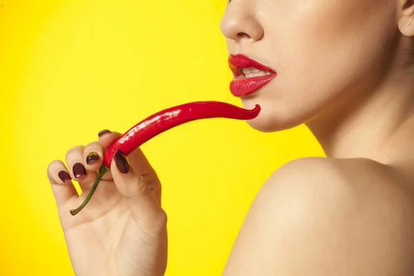 Jonge Sexy Vrouw Houdt Een Rode Chili Met Haar Vingers — Stockfoto
