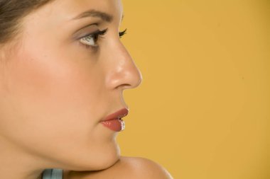 Sarı arka planda bautiful genç kadının profili