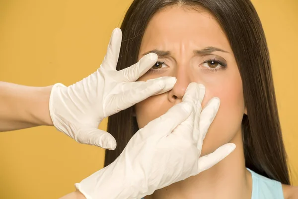 Dokters Handen Controleren Van Neus Van Een Jonge Vrouw Gele — Stockfoto