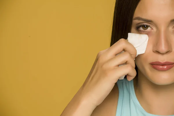 Mujer Joven Limpiando Cara Con Toallitas Húmedas Sobre Fondo Amarillo — Foto de Stock