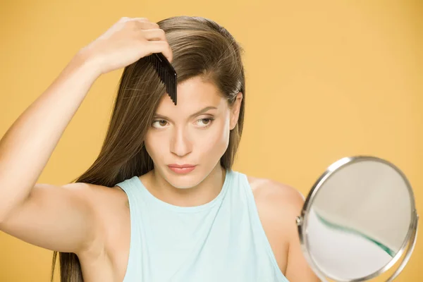 Joven Hermosa Mujer Peinándose Pelo Sobre Fondo Amarillo — Foto de Stock