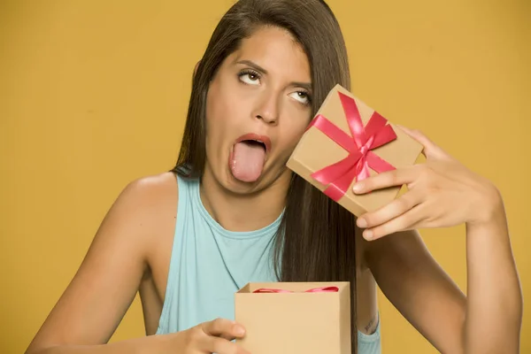 Молодая Разочарованная Женщина Открывает Коробку Подарков Желтом Фоне — стоковое фото