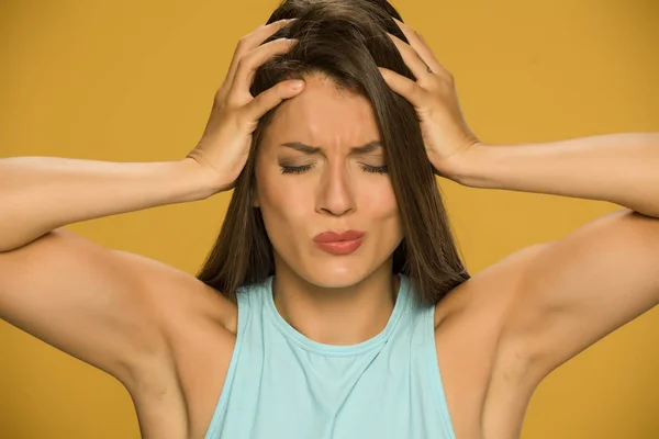 Junge Schöne Frau Mit Kopfschmerzen — Stockfoto