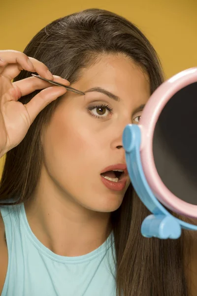 Woman Plucking Her Eyebrows Tweezers — Stock Photo, Image