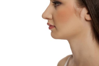 Beyaz backgeound üzerinde makyaj ile genç güzel kadın yakın