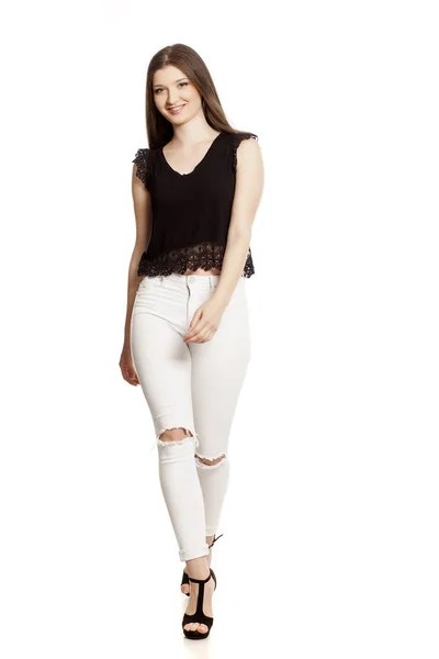 Mujer Joven Jeans Blancos Tacones Altos Caminar Sobre Fondo Blanco —  Fotos de Stock